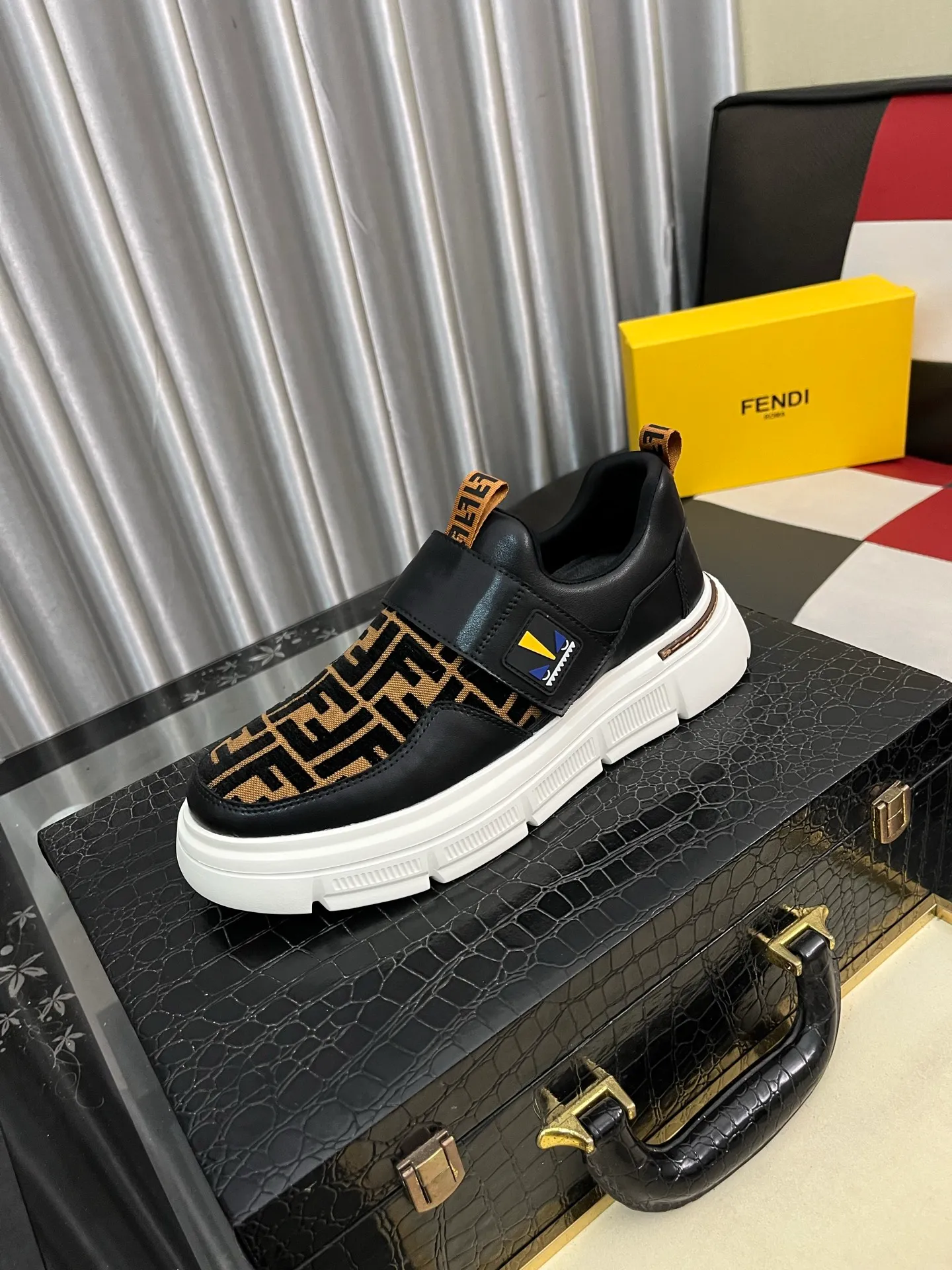 Men's Men's Shoes💰420⌚️⌚️[FENDI] Fendi's classic and comfortable men's, this complex sneaker is made of soft calfskin➕genuine leather lining➕original ultra-light rubber material with rough outsole. This unique light style is suitable for the casual and refined sensibility of this season. It is comfortable and natural on the feet. It is an everyday style for casual travel in autumn and winter! Code number: 38−443️⃣Colors available
